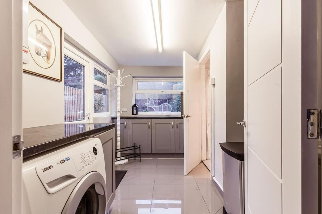 4 Bedroom House, 2 Min Walk From Station Londra Dış mekan fotoğraf