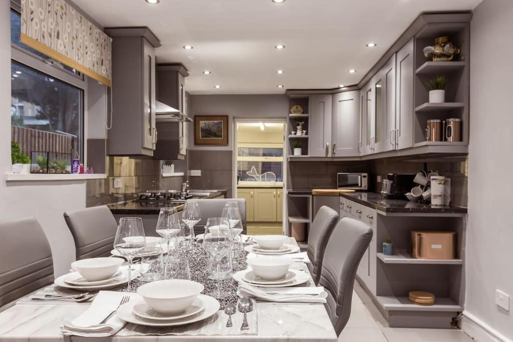 4 Bedroom House, 2 Min Walk From Station Londra Dış mekan fotoğraf