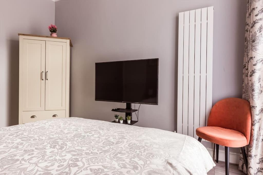 4 Bedroom House, 2 Min Walk From Station Londra Dış mekan fotoğraf
