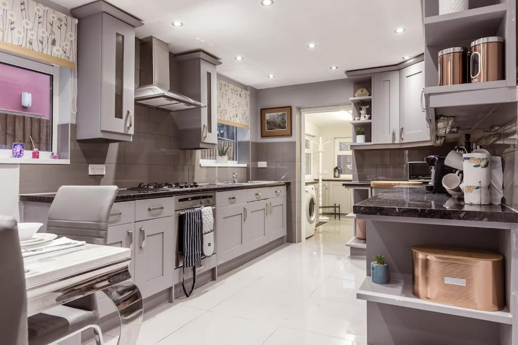 4 Bedroom House, 2 Min Walk From Station Londra Dış mekan fotoğraf